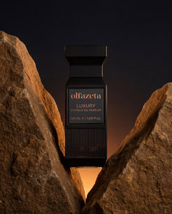 Melns Olfazeta by Chogan Luxury N°74 flakons starp divām okera krāsas klintīm saulrietā
