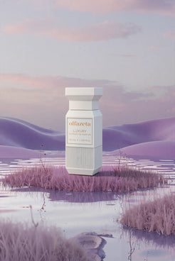 Balts Olfazeta by Chogan Luxury N°139 flakons uz zālaina saliņas mālvju krāsas purvā krēslā